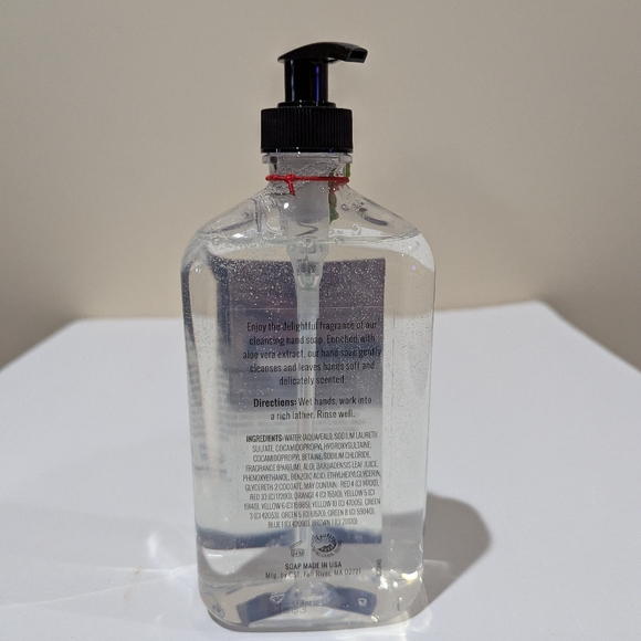 NEW Home & Body Co. Holly Berry Scented Hand Soap. Size 17 Oz. Christmas Theme - Picture 3 of 5